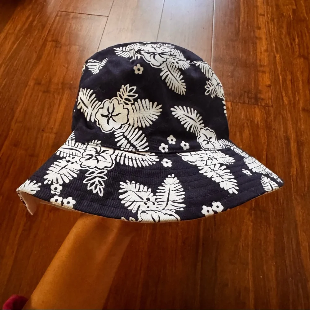 NWT Hawaiian Print Reversible 100% Cotton Bucket Hat Navy White Floral Beach